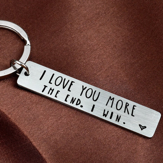 Rolig nyckelring till födelsedag - “I love you more in the end I win“