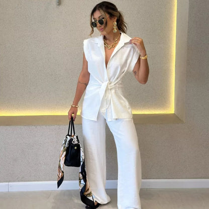 Elegant set med ärmlös blus och löst sittande byxor med hög midja