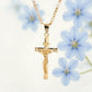✨ Guldkrucifixhalsband – Detaljerat INRI-motiv, justerbar figarokedja och glittrande finish 💛