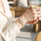 📿 50% RABATT NU! 🌸 Elegant ihålig blomma Jungfru Maria armband – Delikat design & hypoallergen – Perfekt för dagligt tro-inspirerat bruk – andlighet möter stil ✨🙏