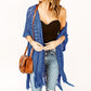 👗🌿 50 % RABATT! Stickad damkofta med knäppning fram – i luftigt, genombrutet stickat tyg med fransar i nederkanten. Figursydd modell med vackert fall. Passar perfekt till badkläder eller jeans.🌊✨