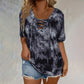 👚 50% RABATT NU! 🎨 Kvinnors tie-dye T-shirt – V-ringad med snörning & mjuk bomullsblandning – Ledig passform – perfekt sommar basvara för avslappnad stil ✨
