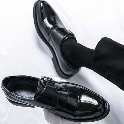 👞 50% RABATT NU!✨ Klassiska Herrskor i Konstläder med Spänne – Krokodilprägling & Halkskydd – Elegant Stil 🐊