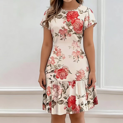 Elegant damklänning med blommönster och rynkad nederkant