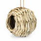 Handvävt sfäriskt fågelbo i naturhalm med rund öppning – Vindskyddande fågelholk för trädgård & uteplats